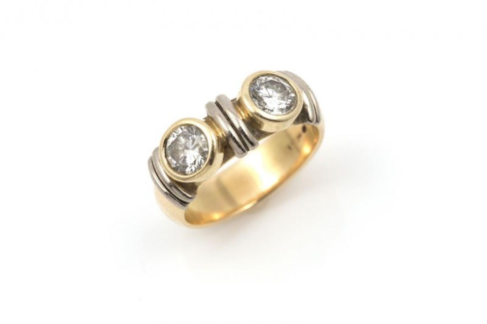 massieve 14 krt. gouden ring gezet met 2 briljant geslepen diamanten van tezamen circa 1.90