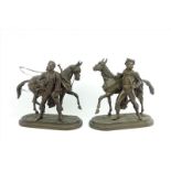 stel bronzen sculpturen met voorstelling van ruiters naast paard, 19e eeuw, h. 30 cm