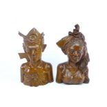 stel djatihouten Indische art deco sculpturen met voorstelling van een Balinese man en vrouw, door