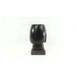 Monica van Dael (1943-)zwart stenen sculptuur met voorstelling van gestileerd hoofd, gemonogrammeerd