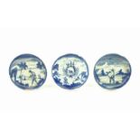 3 kleine Italiaanse majolica bordjes met decor van figuren in landschap en wapenschild met beer, 18e