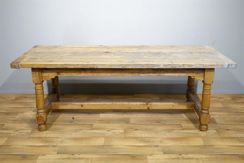 robuuste grenen tafel rustend op gedraaide poten verbonden door een H-regel, 19e eeuw, h. 77,