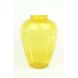 amberkleurige glazen vaas met slanke hals, gemerkt met monogram A.D. Copier, Leerdam, jaren '30,