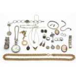 uitgebreid lot divers bijoux waaronder zilveren armbanden, horloge, vergulde schakelketting van Nina
