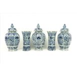 5-delig aardewerk kaststel met blauw floraal decor, gemerkt Tichelaar, Makkum en gedateerd 1957,