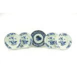 4 blauw/wit Chinees porseleinen borden met decor van tabaksbladeren en bord met floraal decor,