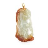 jade hanger met voorstelling van Chinees figuur, 62 x 33 mm.