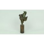 Monica van Dael (1943-)bronzen sculptuur met voorstelling van kat op houten stronk, rustend op