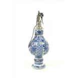 blauw/wit Chinees porseleinen vaasje met floraal decor . Kangxi, circa 1700, voorzien van zilveren