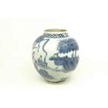 blauw/wit Japans porseleinen Arita vaas met landschappelijk decor, 4e kwart 17e eeuw, h. 18 cm (A)