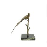 bronzen sculptuur met voorstelling van vogel op tak vogel, rustend op marmeren voet, gesigneerd,