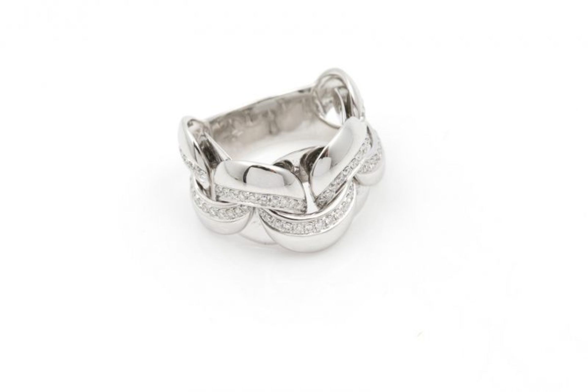 18 krt. witgouden moderne ring bezet met briljanten van totaal circa 0.70 karaat van het merk