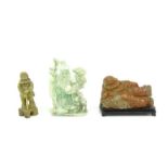 3 Chinese gestoken stenen beeldjes waaronder bloedjade beeldje met voorsteling van liggende man,