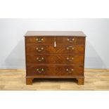 Engelse mahonie commode met 4 laden in het rechte front en versierd met bronzen grepen, 19e eeuw, h.