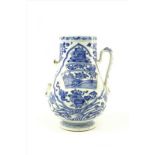 blauw/wit Chinees porseleinen oorvaas met decor van antiquiteiten, florale motieven en