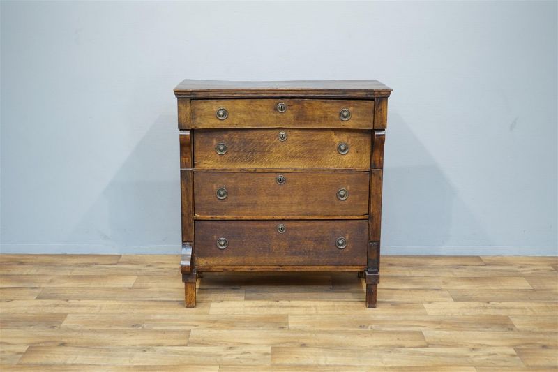 eiken commode met 4 laden, versierd met bronzen grepen en rustend op blokpoten, 19e eeuw, h. 102,