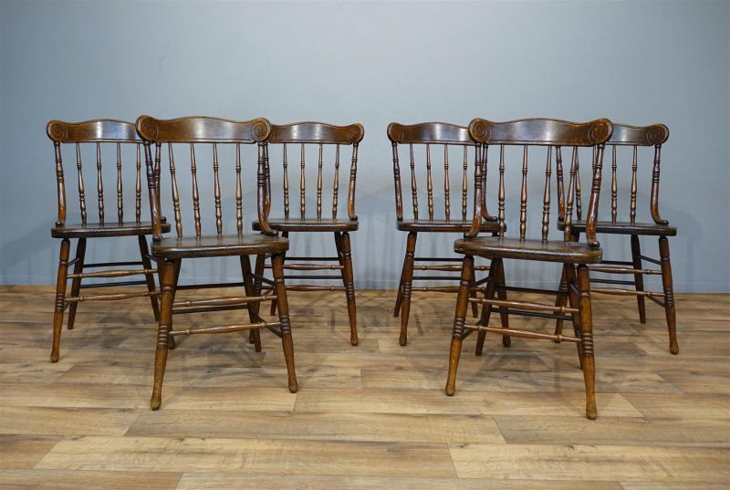 set van 6 Engelse eiken stoelen met gespijlde rug en rustend op gedraaide poten verbonden door