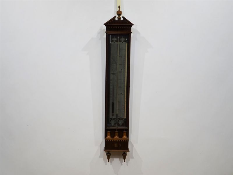 Hollandse mahonie Louis XVI bakbarometer met onderbroken fries en marqueterie, tinnen schaalplaten