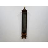 Hollandse mahonie Louis XVI bakbarometer met onderbroken fries en marqueterie, tinnen schaalplaten