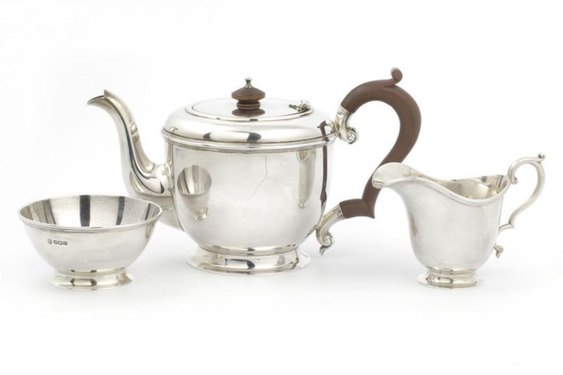 3-delig Engels zilveren theeservies bestaande uit theepot met houten greep en knop, melkkan en