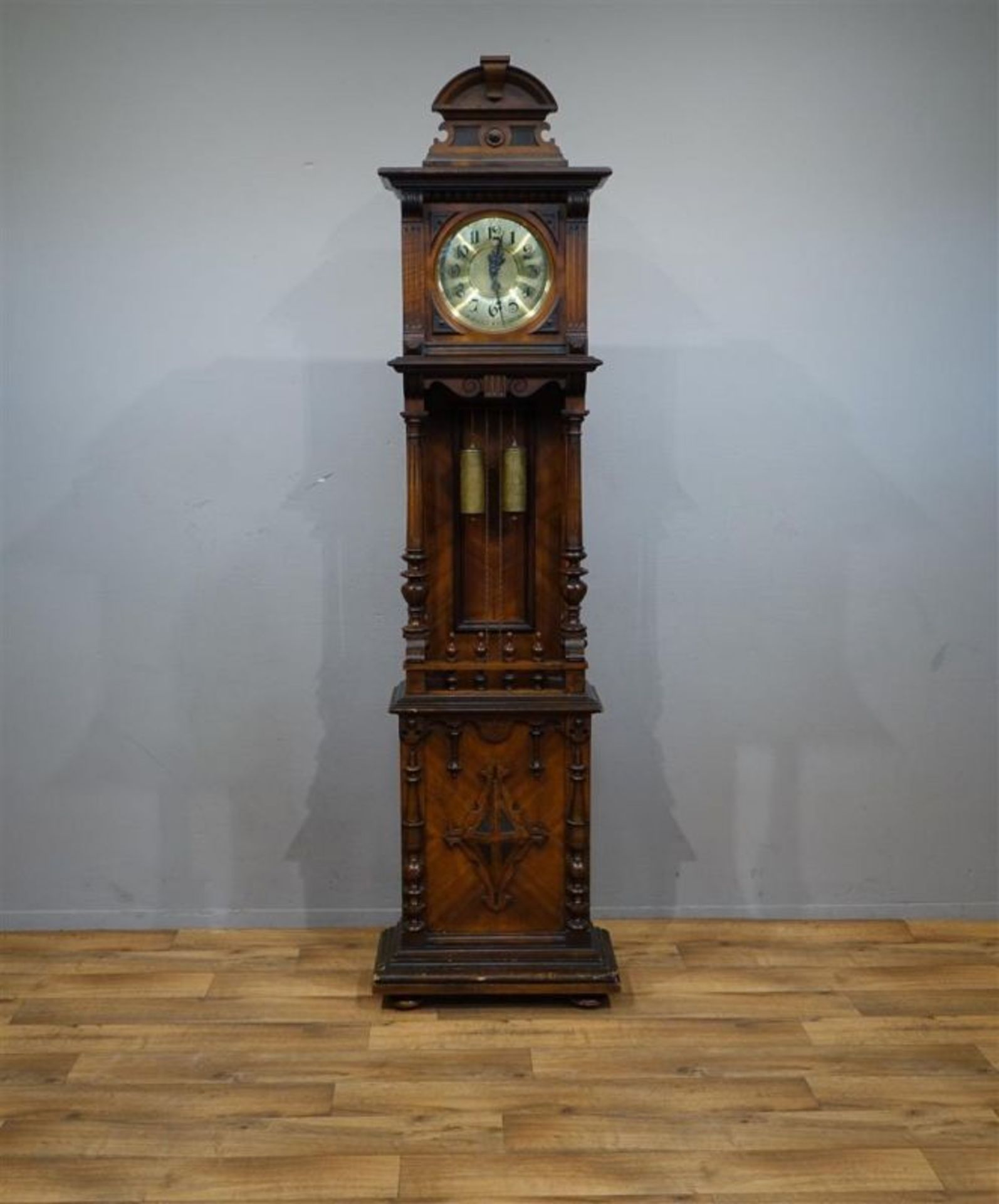 notenhouten staand horloge, versierd met gecanneleerde zuilen en halfpilasters en voorzien van