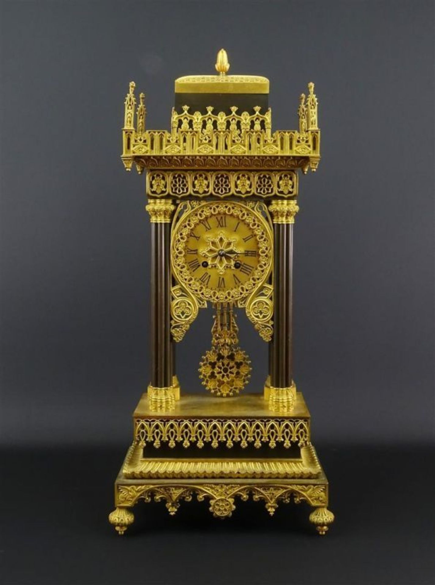 Franse gepatineerde en vergulde bronzen kolompendule versierd met neo-gotische ornamenten en