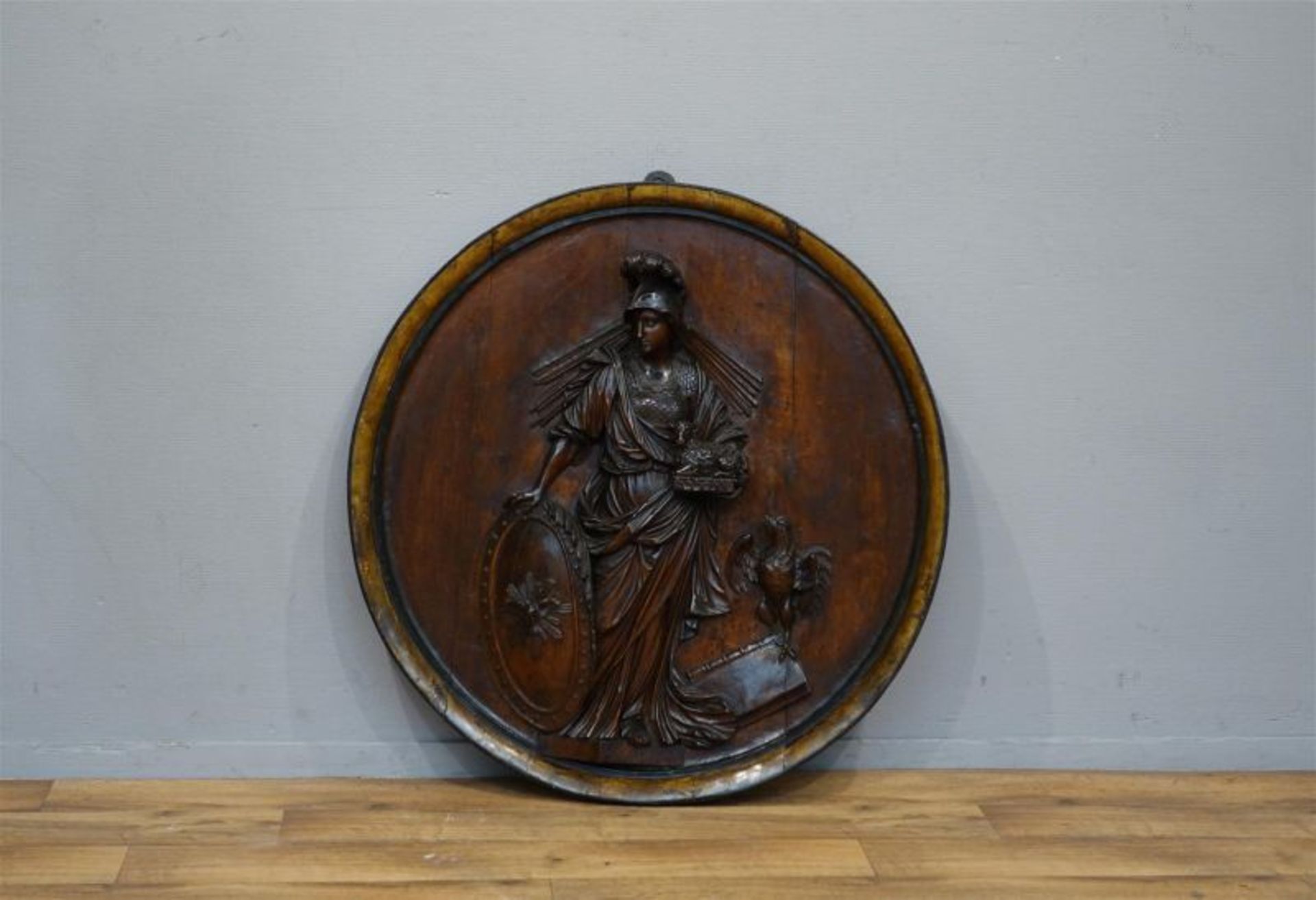 ronde noten plaquette met fraai gestoken voorstelling van Minerva, 1e helft 18e eeuw, diam. 86 cm