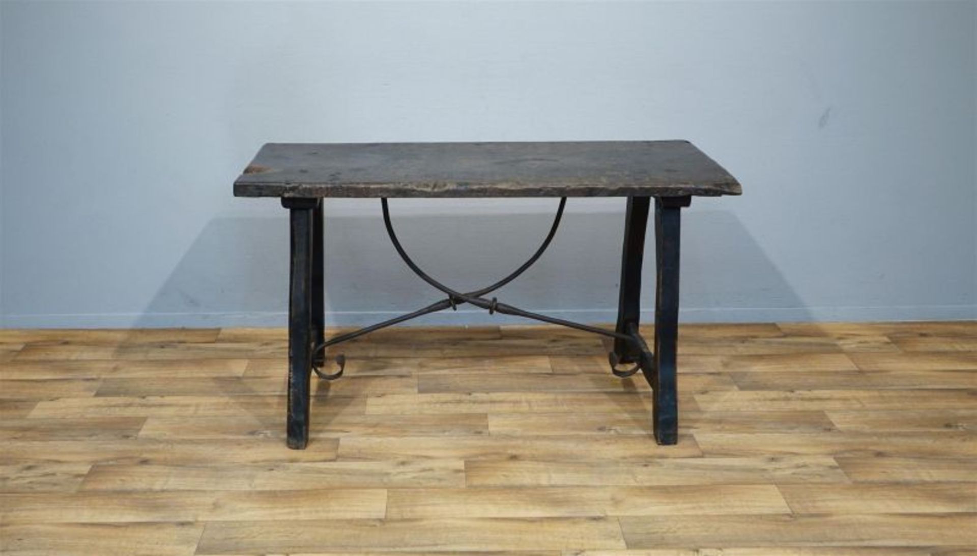 Spaanse kastanjehouten tafel met smeedijzeren delen, 18e eeuw, 135 x 65 x 75