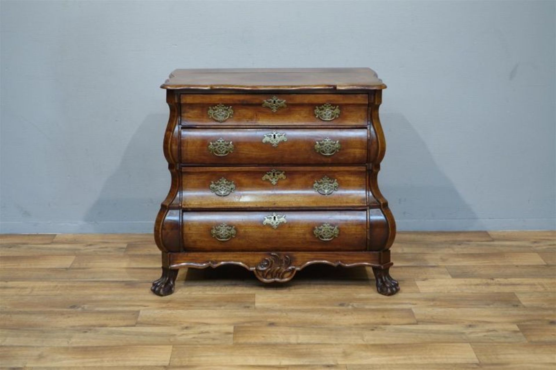 Hollandse mahonie Louis XV commode, met gecontourneerd blad en dubbelgebogen front waarin 4 laden