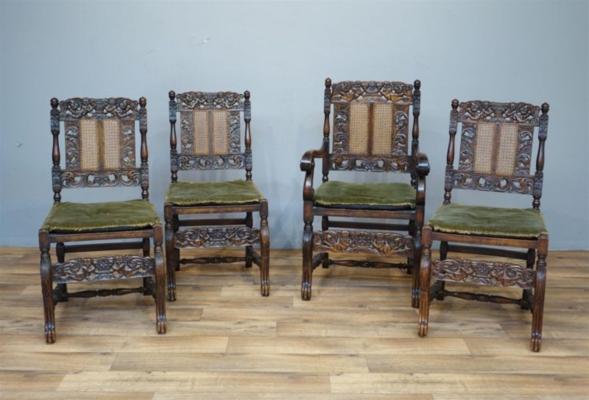 set van 4 noten stoelen waarvan 1 met gebogen armleggers, met rijkgestoken decor in renaissance-