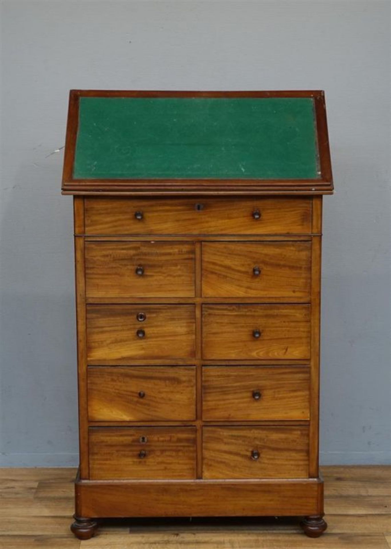 Engelse mahonie Victoriaanse bachelors chest, met opklapbaar schrijfblad en laden in het rechte