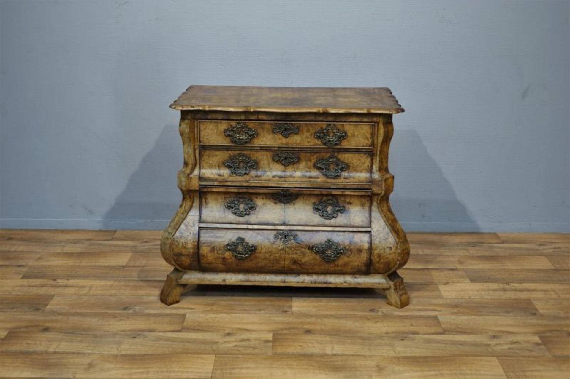 Hollands wortelnoot gefineerde Louis XV commode, met gecontourneerd blad en in het dubbelgebogen