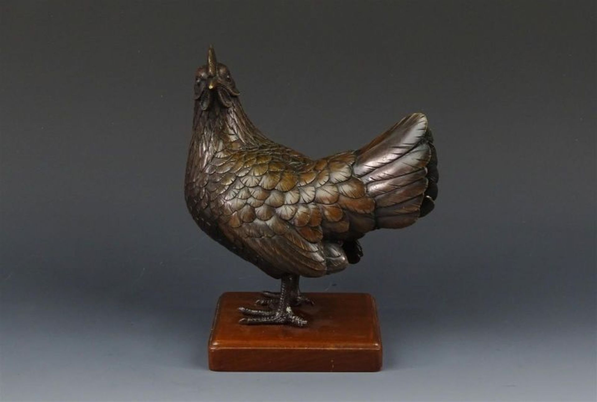 Japans bronzen beeld van een kip op houten basement, Meiji-periode, ca 1900, h.15 cm