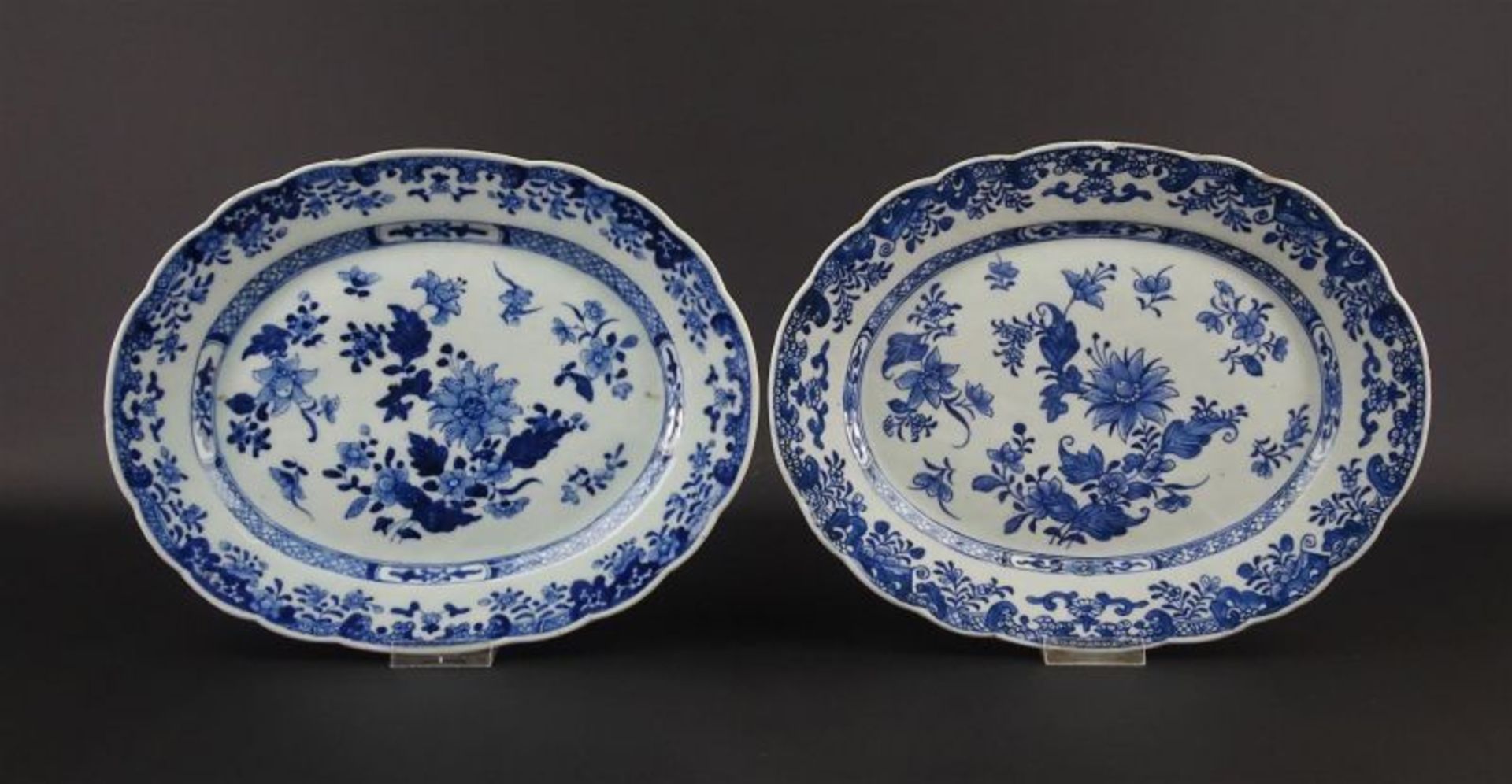 stel blauw/witr Chinees porseleinen assiettes met floraal decor, Qianlong eind 18e eeuw, br. 27