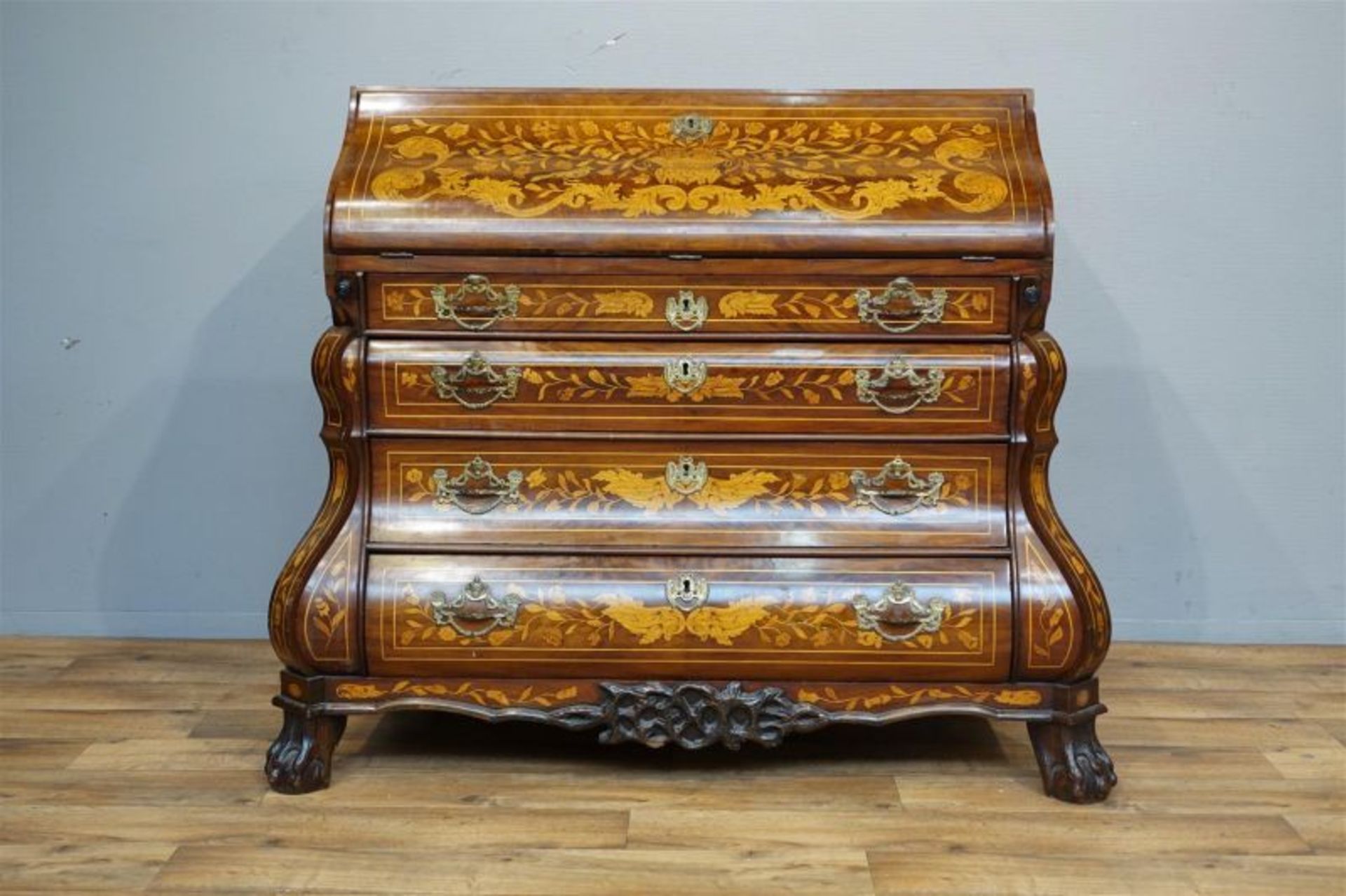 Hollandse mahonie Louis XV bureau, met achter de gebogen klep een nest van vakken en in het