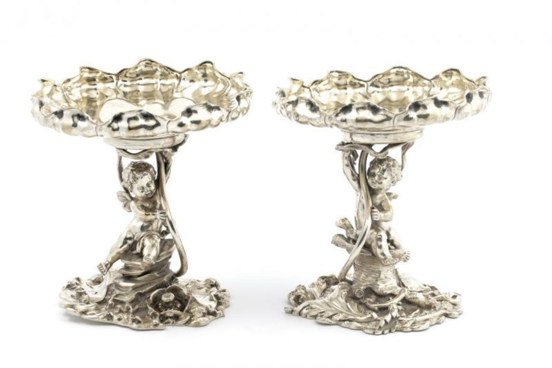stel Duitse zilveren tafelstukken met schaal in de vorm van lotusbloem en schacht versierd met