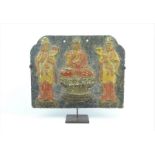 Chinees gestoken houten paneel met voorstelling van Boeddha geflankeerd door staande figuren, h. 31,