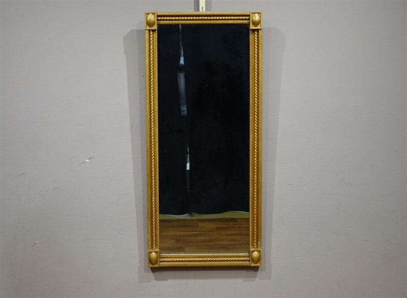 spiegel in vergulde ljst, versierd met getorste zuilen, 19e eeuw, h. 122, br. 55