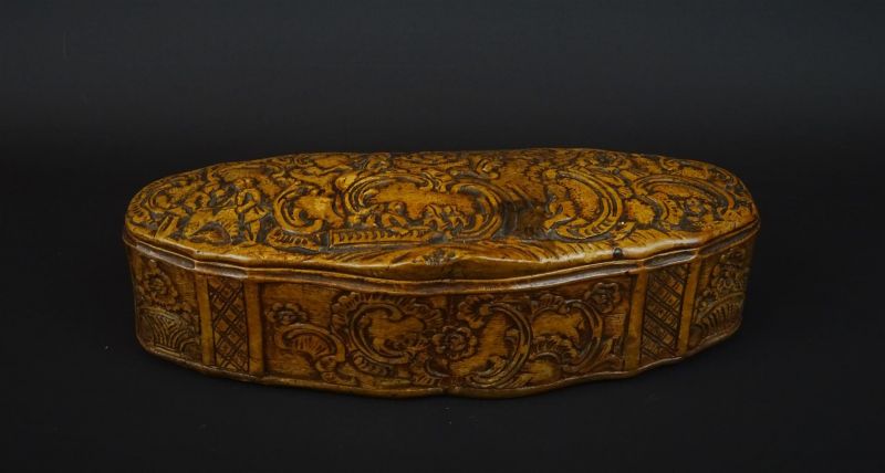 gestoken palmhouten Louis XV tabaksdoos met decor van figuren en c-voluten, circa 1750, br. 16 cm