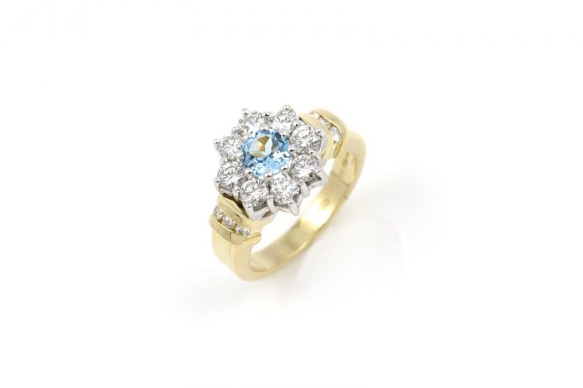 18 krt. gouden ring bezet met blauwe topaas en diamanten, totaal circa 1.40 karaat