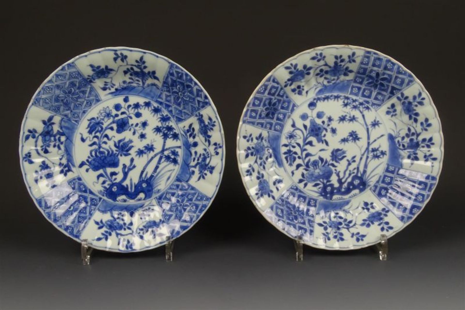 stel blauw/wit Chinees porseleinen borden met decor van bamboe en bloesembomen, Kangxi, circa