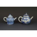 2 blauw/wit Chinese porseleinen trekpotjes met landschappelijk en floraal decor, 18e eeuw, h. 9 en