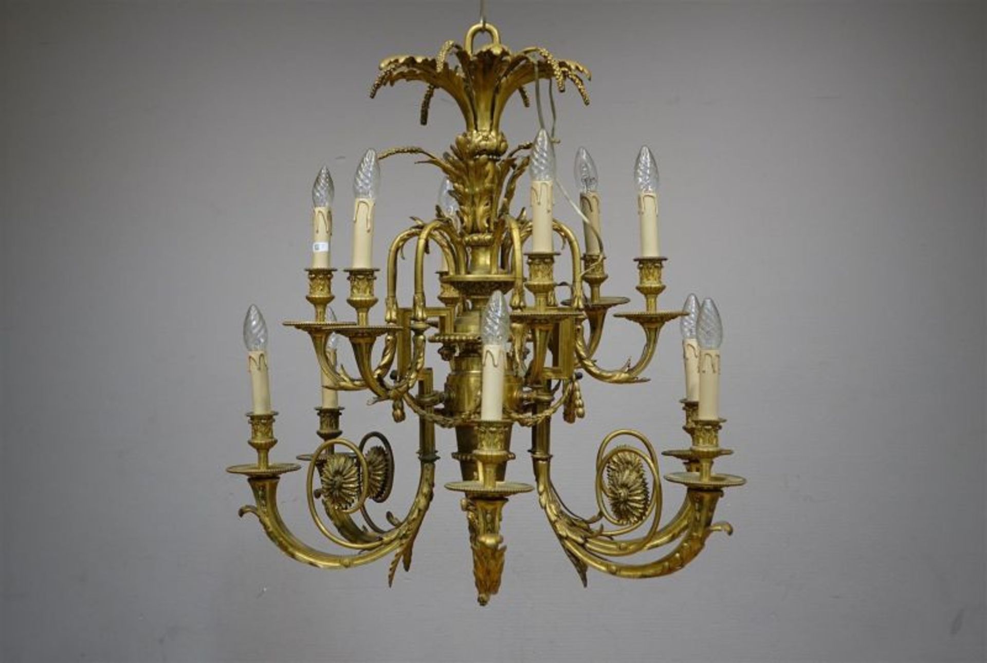vergulde bronzen kroonlamp met 12 gebogen armen, versierd met guirlandes palmetten en ranken, 19e
