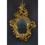 Hollandse Louis XV spiegel, bekroond door verguld metalen en houtgestoken guirlandes en palmetten