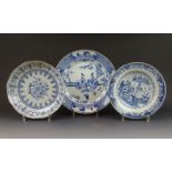 3 blauw/wit Chinees porseleinen borden met decor van landschap, bloemen en 2 dames in interieur,