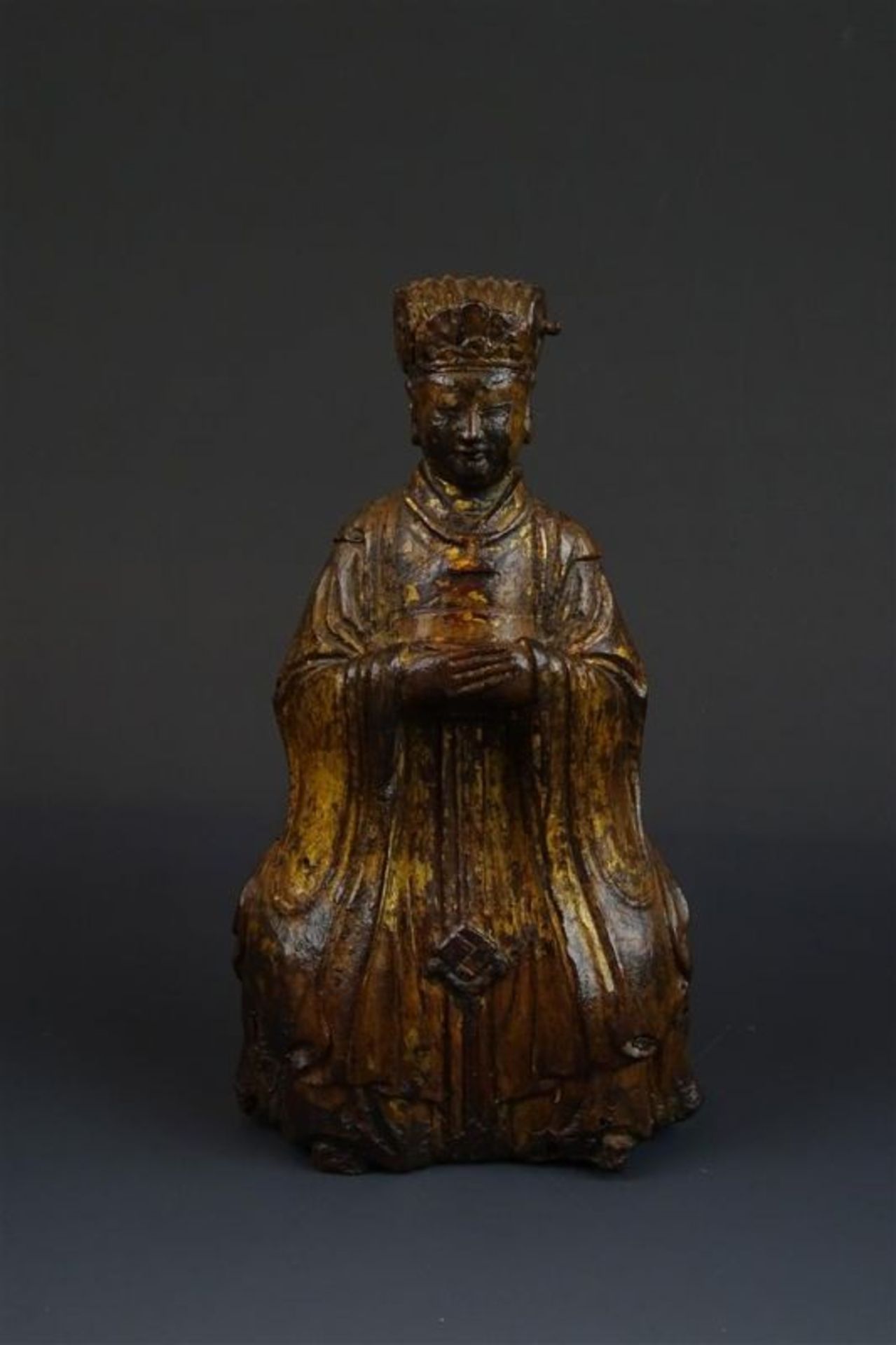 gestoken Chinees houten sculptuur van een voorouderfiguur, 18e eeuw, h. 16