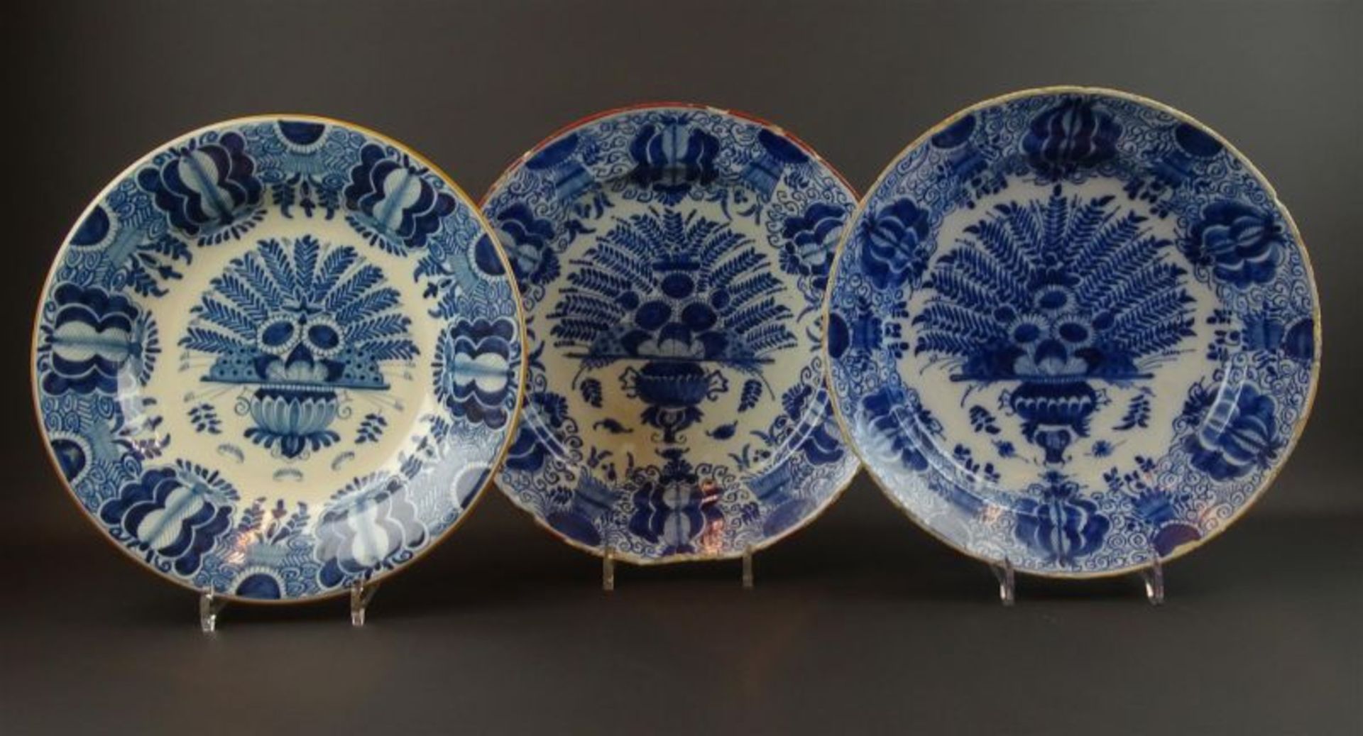3 diverse aardewerk borden met pauw decor, gemerkt: De Metalen Pot, De Porceleyne Claeuw en