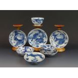 lot blauw/wit Chinees porseleinen kop en schotels met decor van draken, 19e eeuw