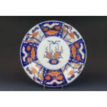 Japans porseleinen Imari schotel met decor van bloemenmand, 18e eeuw, diam. 37 cm (A)