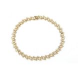 18 krt. gouden collier met ruitvormige schakels, lengte: 43 cm., breed: 13 mm., gewicht: 43,4 gram